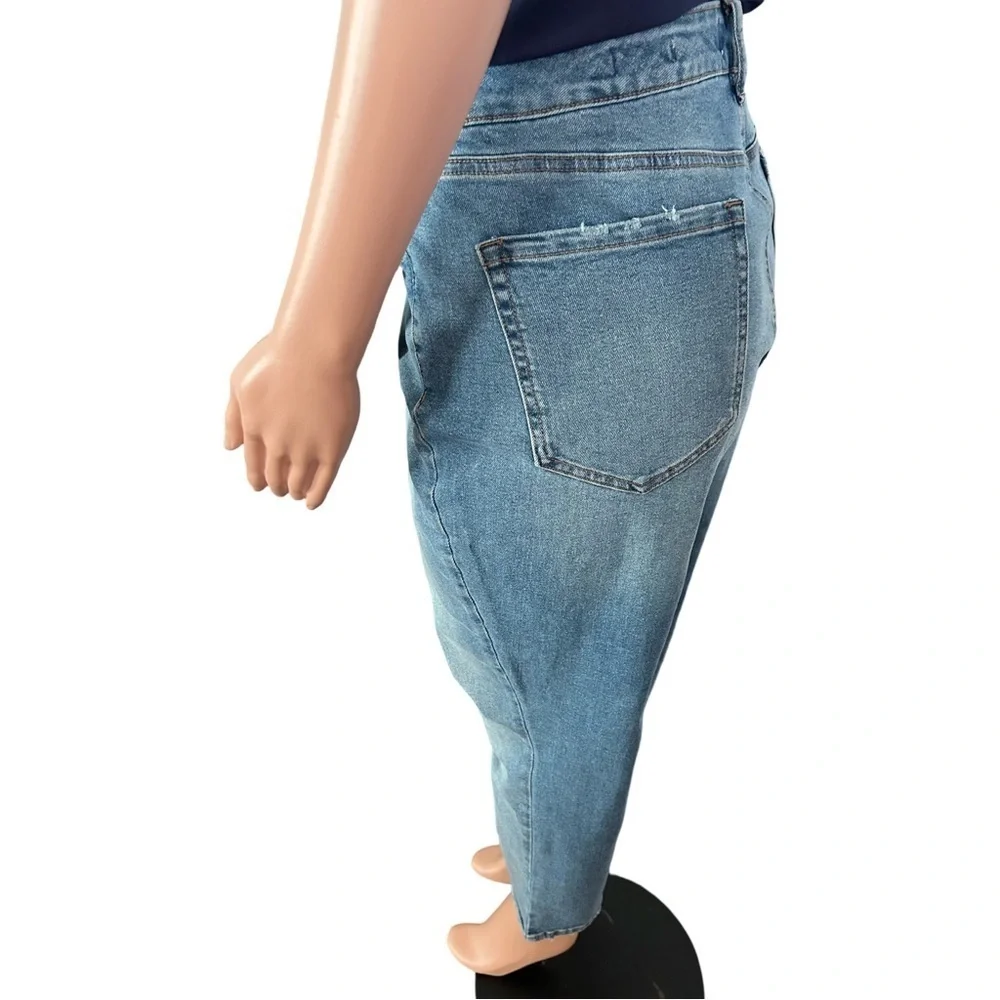 Sofia Jeans Adora Super Hi-Rise Curvy Girlfriend Jeans Light Wash Cropped